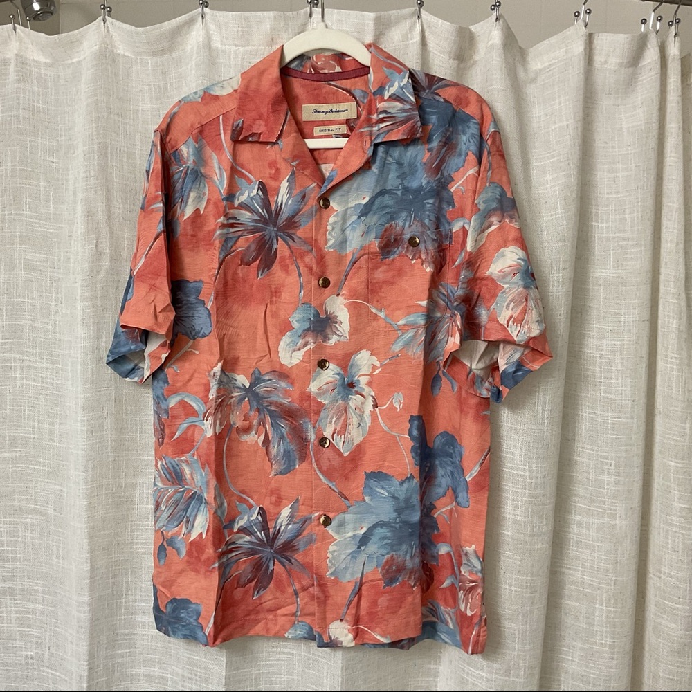 Tommy Bahama men Size M button front shirt short sleeves salmon blue Silk